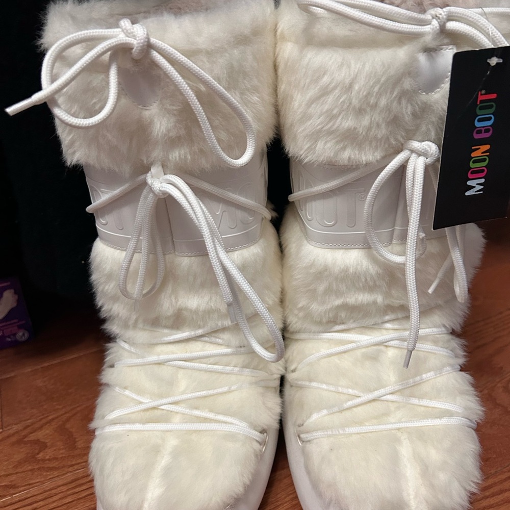 COPY - White fur moon boot